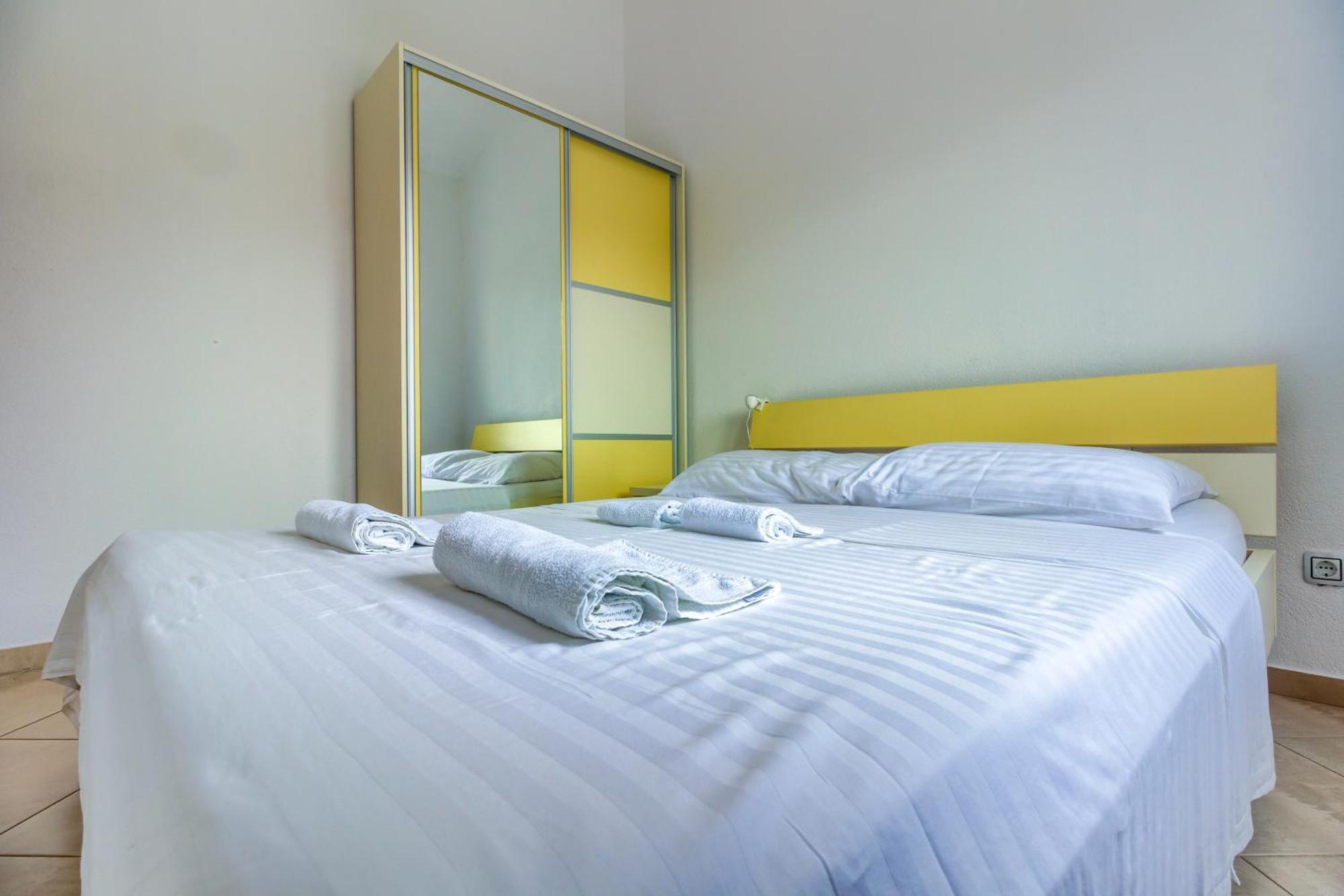 Apartmani Mato Pirovac Kültér fotó