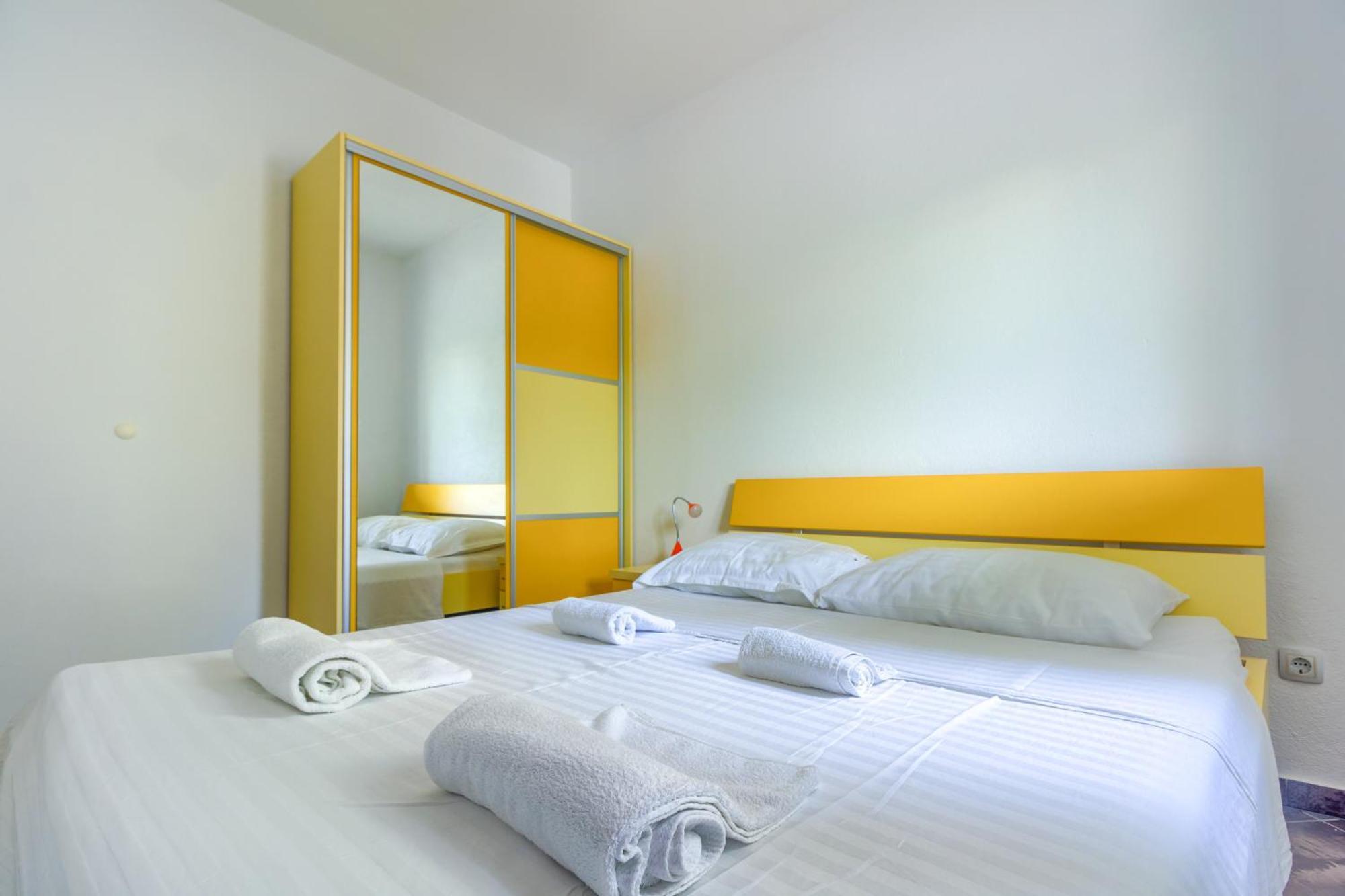 Apartmani Mato Pirovac Kültér fotó