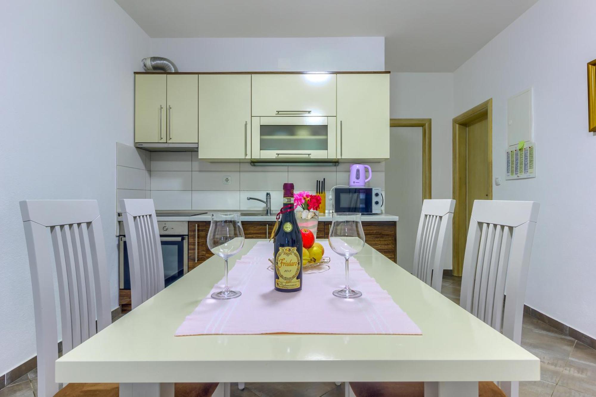 Apartmani Mato Pirovac Kültér fotó