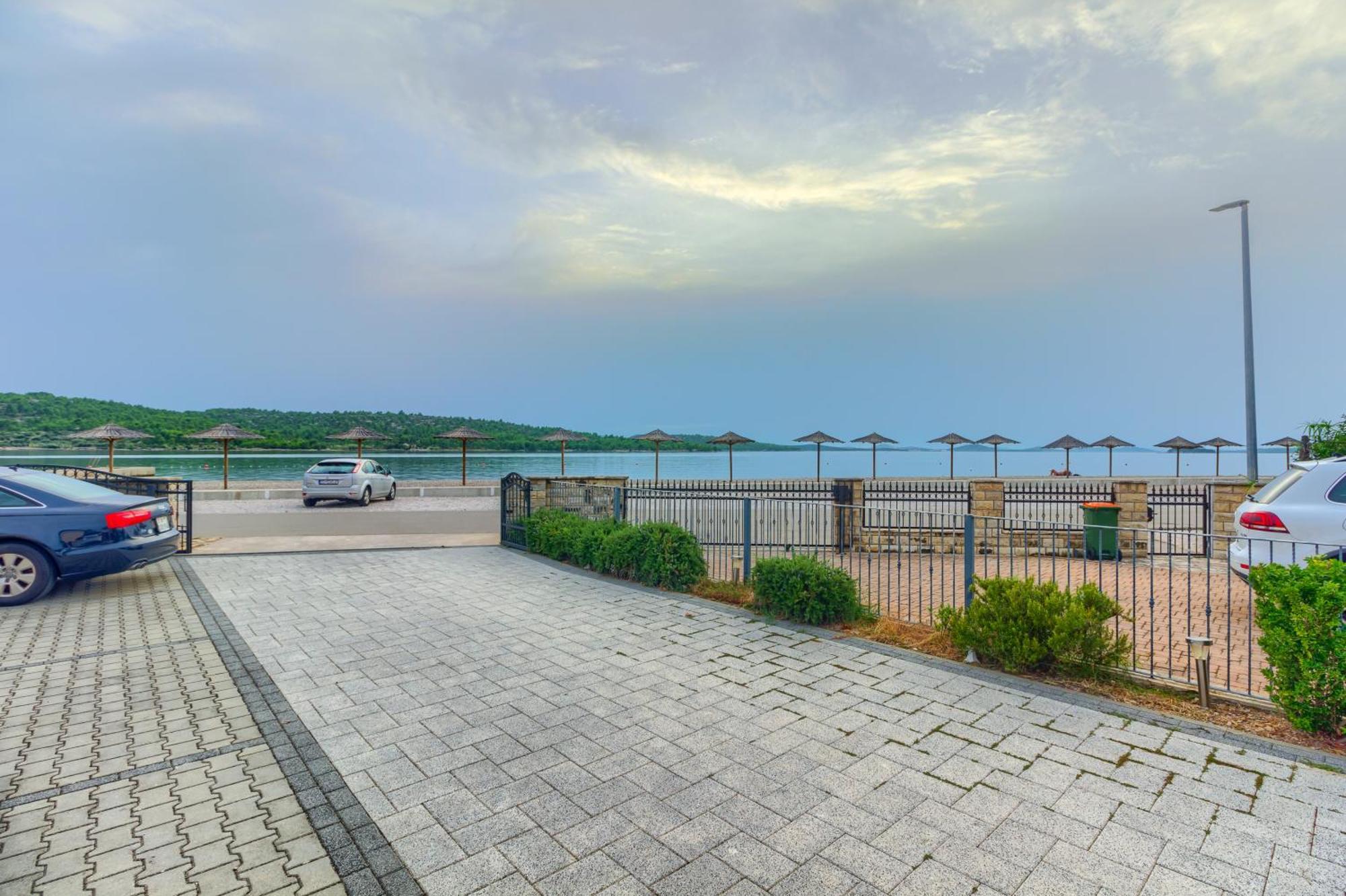 Apartmani Mato Pirovac Kültér fotó
